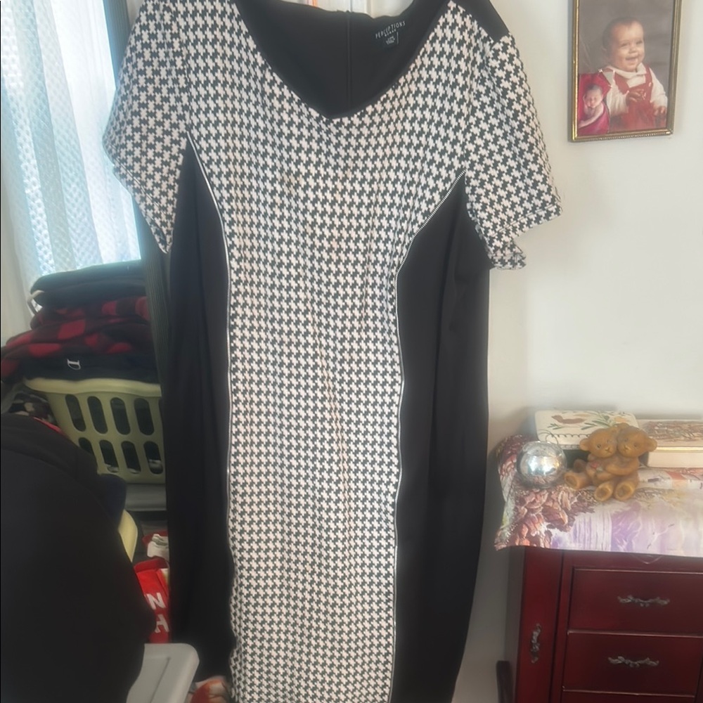 Perceptions Black and White V-Neck Sheath Midi Dress